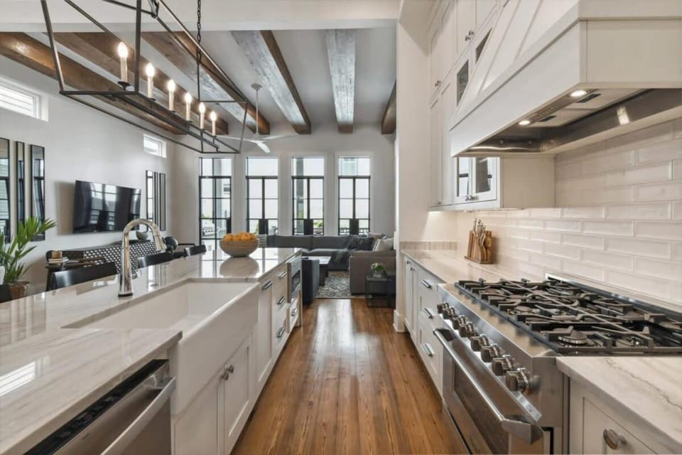 New Luxury Home Heated Pool & Spa House in Warehouse District