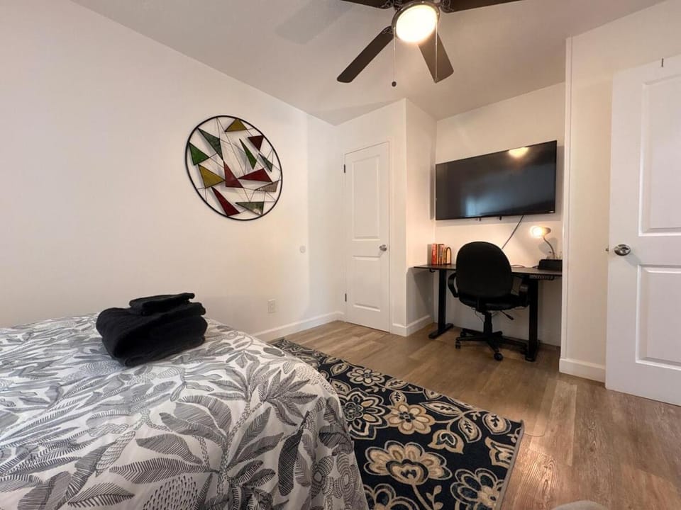 Comfortable 2 Bedroom Lounge Near Downtown Atl Sleeps 4 Free Parking Apartment in Atlanta