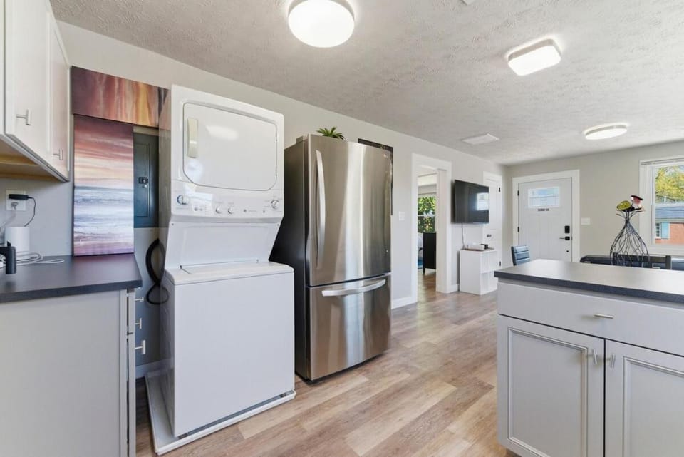 Comfortable 2 Bedroom Lounge Near Downtown Atl Sleeps 4 Free Parking Apartment in Atlanta