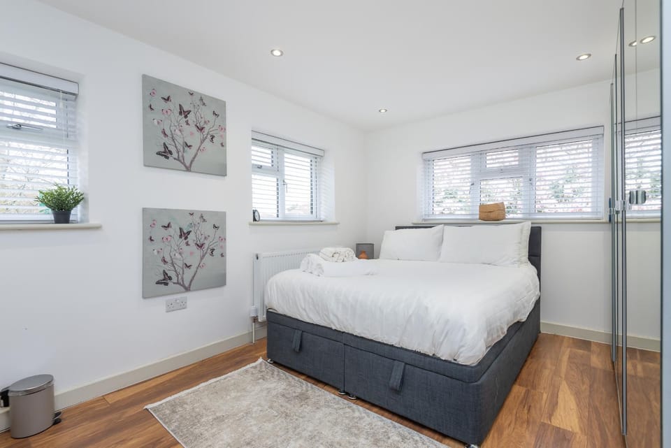 Luxurious 3BDR 3BATH Hounslow by the Airport House in Hounslow