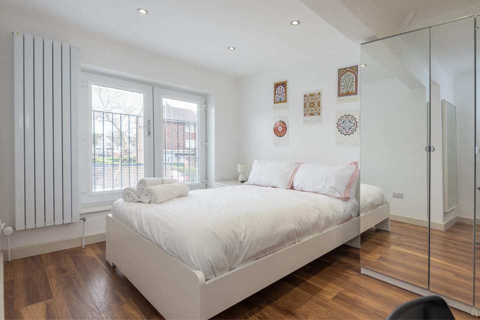 Luxurious 3BDR 3BATH Hounslow by the Airport House in Hounslow