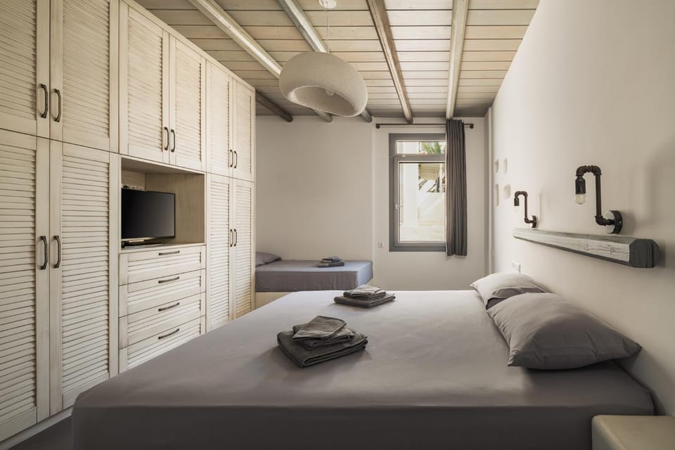 Bed, TV and multimedia, Bedroom, locker
