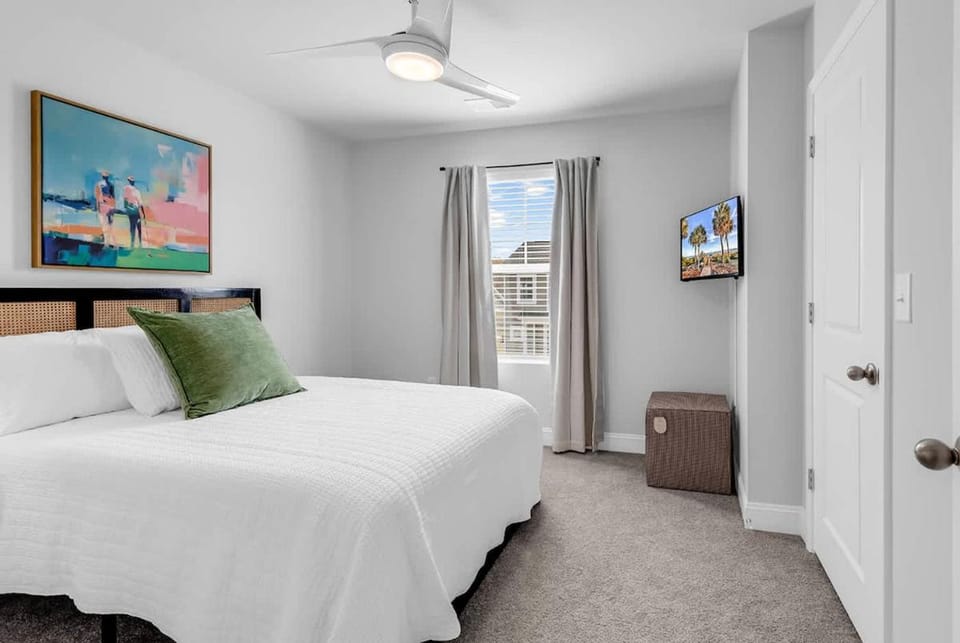 Bed, TV and multimedia, Bedroom