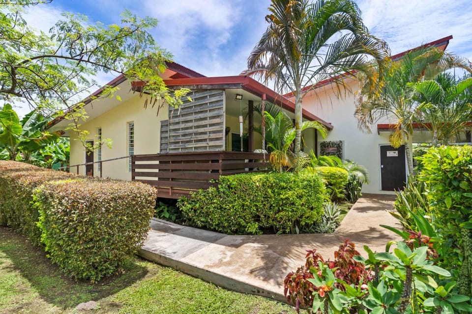 Modern Villa with Pool & Garden House in Moorea-Maiao