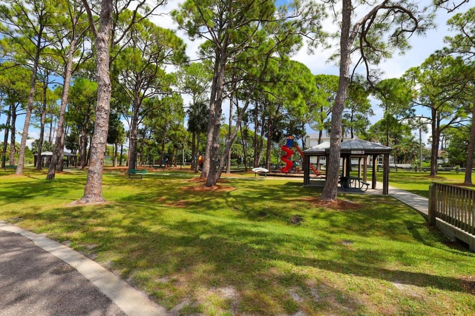 Palm Harbor Escape •Near Beaches •Boating •Parking House in Palm Harbor