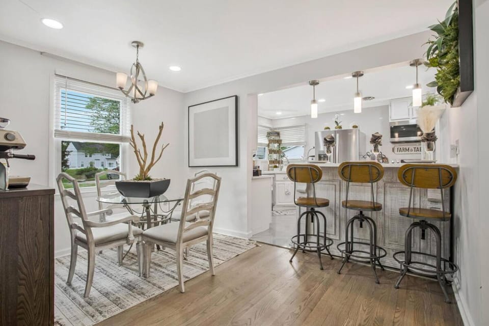 Private Luxury Retreat | 2 Suites, Sleeps 20 House in Severn