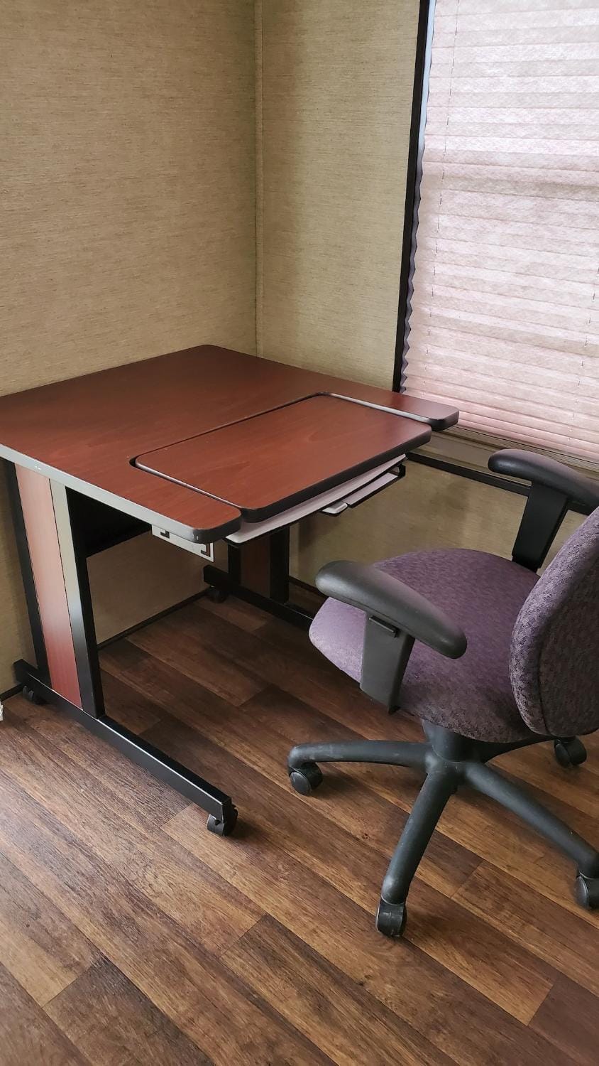 Beautiful cozy Niagara-on-the-Lake summer cottage by Vineyard and Niagara Falls Campground/ 
RV Resort in Niagara-on-the-Lake