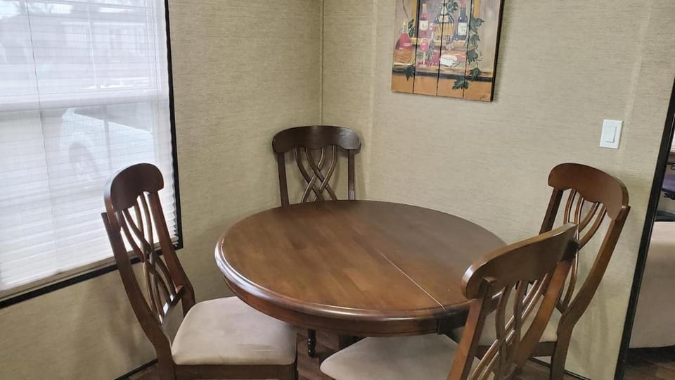 Beautiful cozy Niagara-on-the-Lake summer cottage by Vineyard and Niagara Falls Campground/ 
RV Resort in Niagara-on-the-Lake