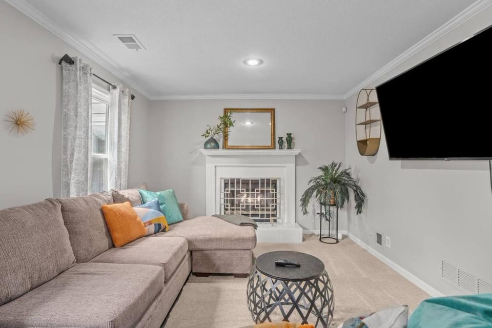 Spacious 5-Bed Home with Pool in Overland Par! 27 House in Overland Park