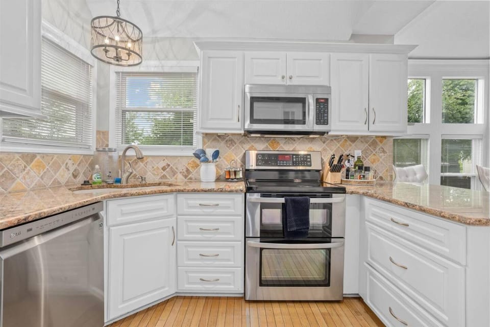 Spacious 5-Bed Home with Pool in Overland Par! 27 House in Overland Park