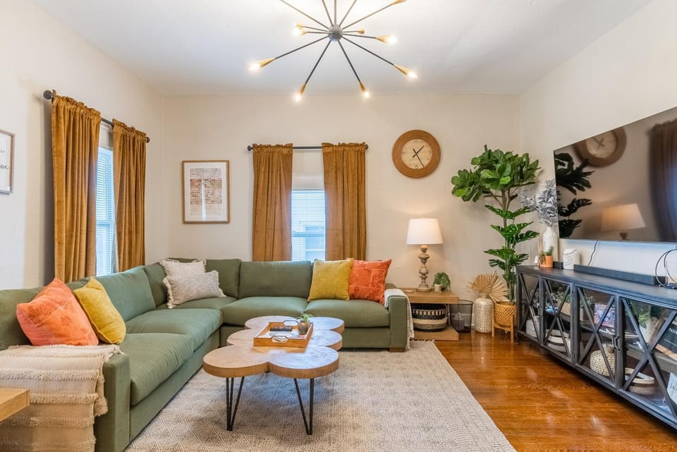 Spacious 3BR3BA Westport Home House 28 House in Kansas City