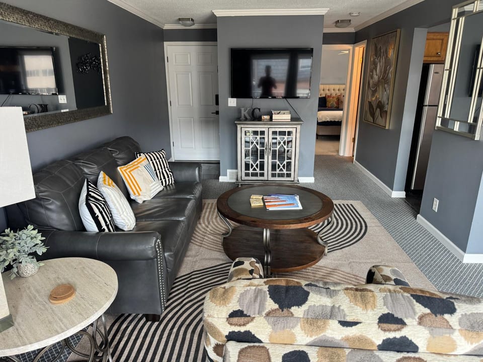 Stylish 1-Bedroom Plaza Retreat with Pool - 43 Apartment in West Plaza