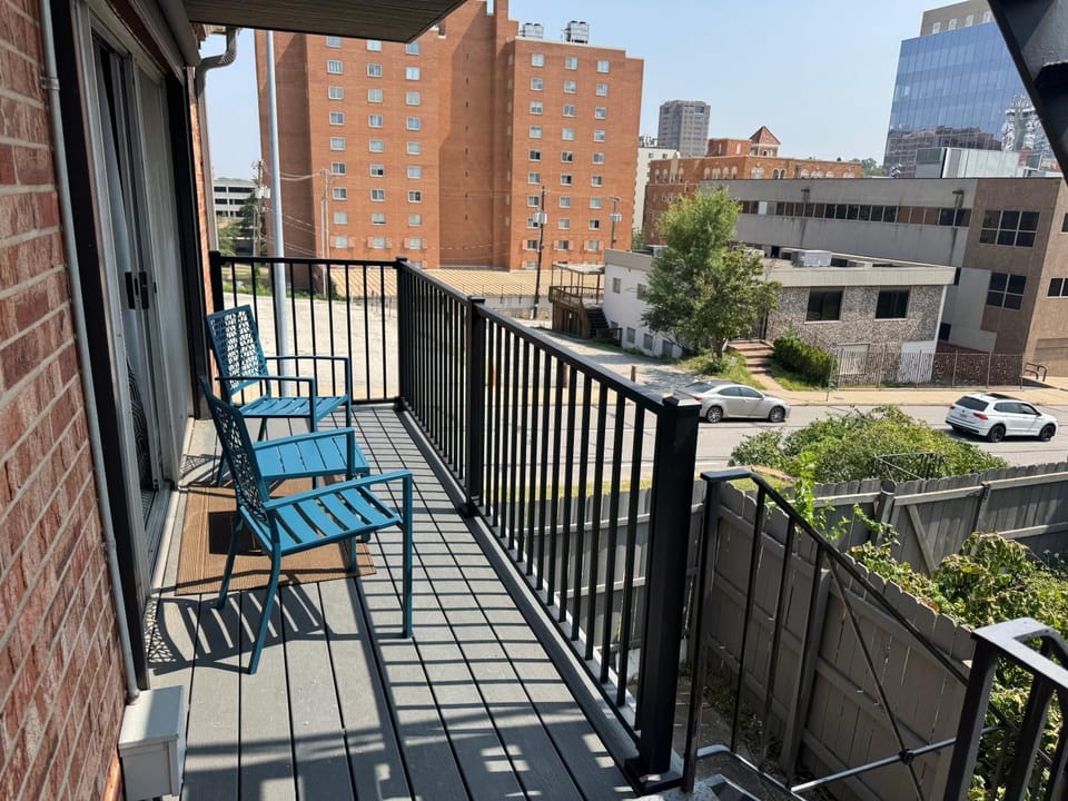 Stylish 1-Bedroom Plaza Retreat with Pool - 43 Apartment in West Plaza