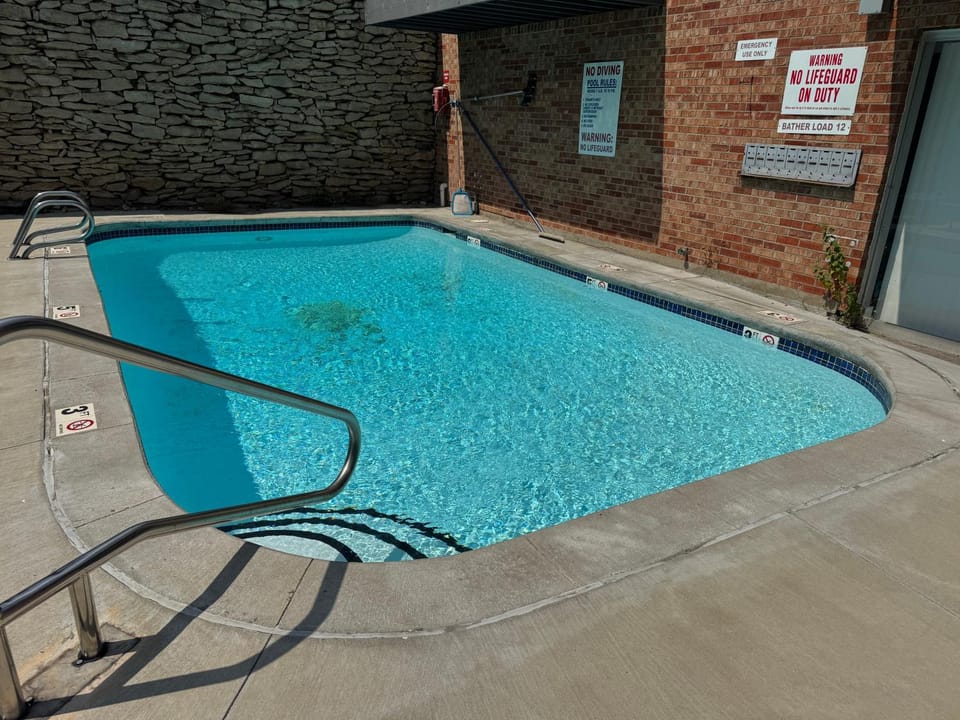 Stylish 1-Bedroom Plaza Retreat with Pool - 43 Apartment in West Plaza