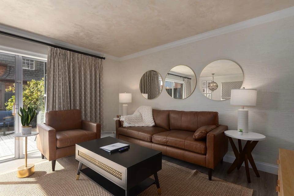 Chic 1-Bedroom Plaza Getaway wPool 44 Apartment in West Plaza