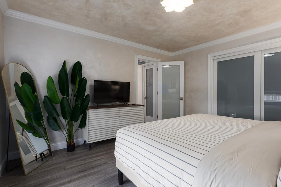 Chic 1-Bedroom Plaza Getaway wPool 44 Apartment in West Plaza