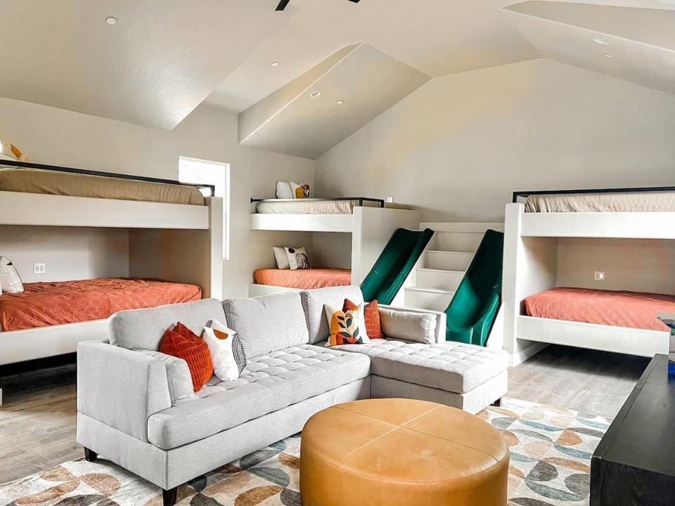 3 King Suites Bunk Room with Pool and Pickleball House in Hurricane