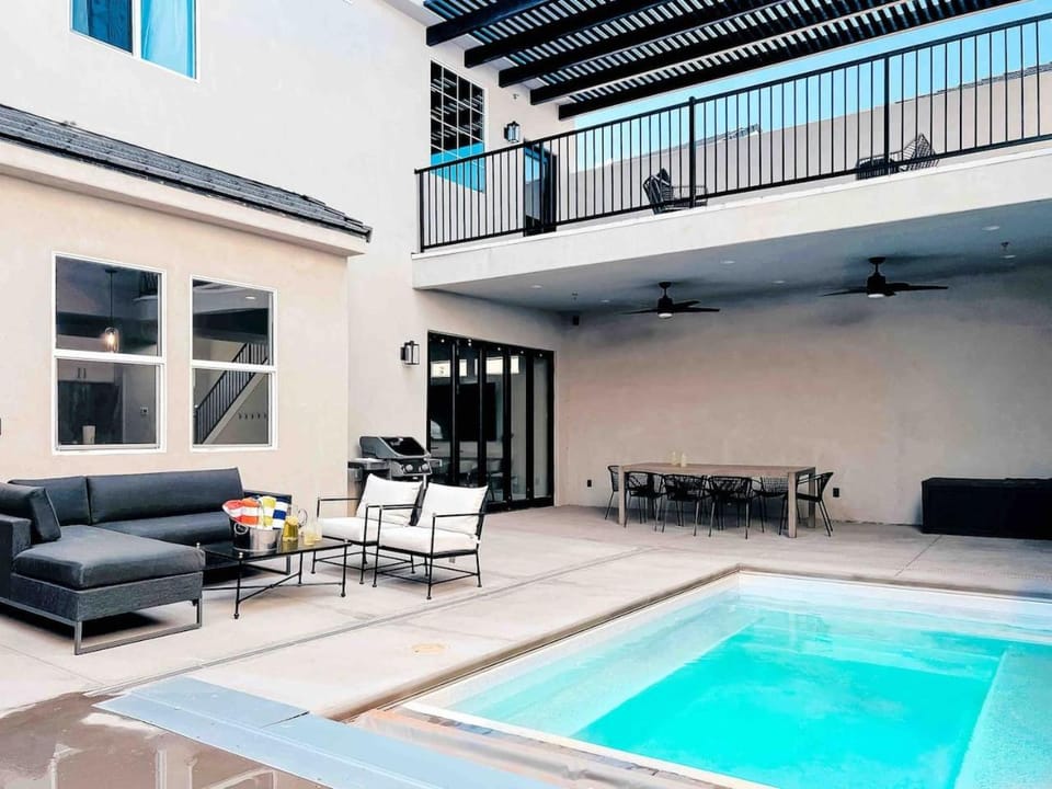 3 King Suites Bunk Room with Pool and Pickleball House in Hurricane
