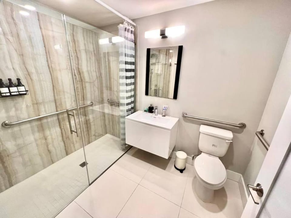 Juliet Balcony - Cute And Cozy Center City 1BR Apt Apartment in Rittenhouse Square