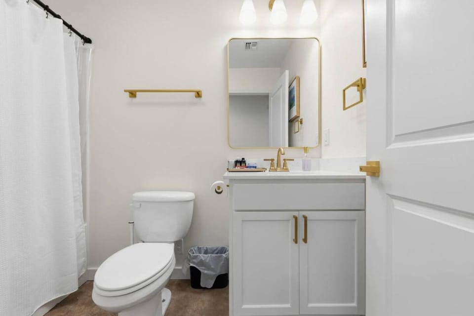 Shower, Toilet, Bathroom, towels