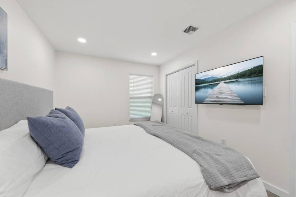 Bed, TV and multimedia, Bedroom