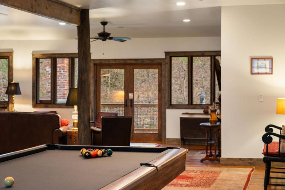 Apple Cider House - 10 min to Asheville, Creekside, Fire Table and Games Farm Stay in Asheville