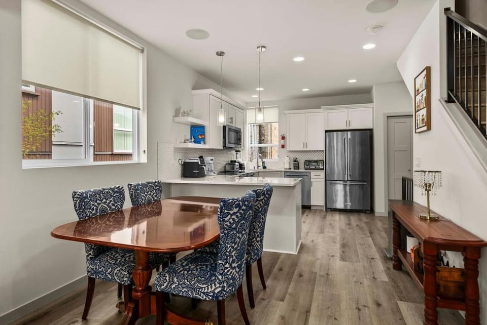Sleek 3BR Seattle Townhome - Mins to UW and Downtown House in University District