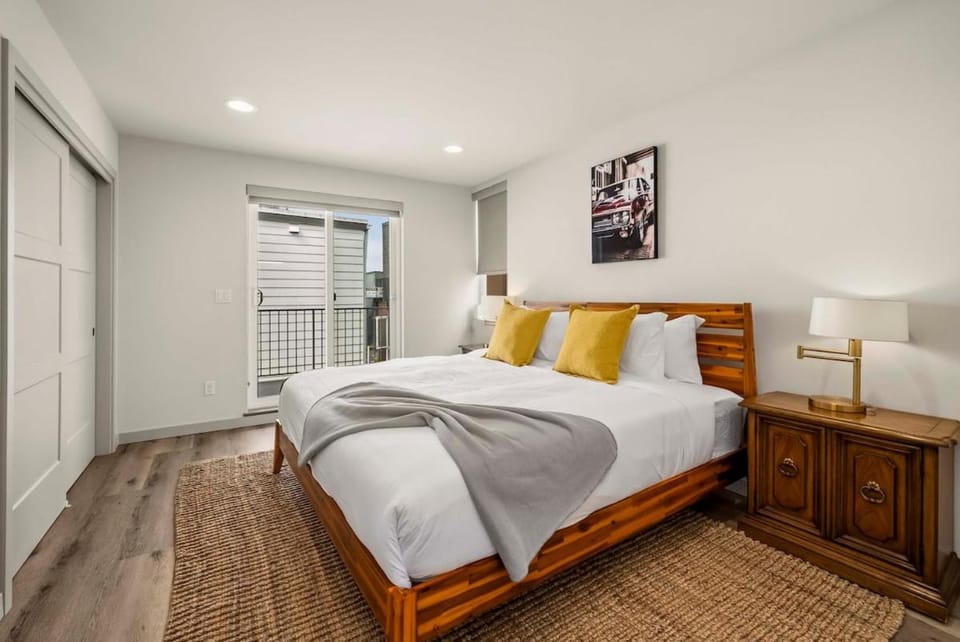 Sleek 3BR Seattle Townhome - Mins to UW and Downtown House in University District