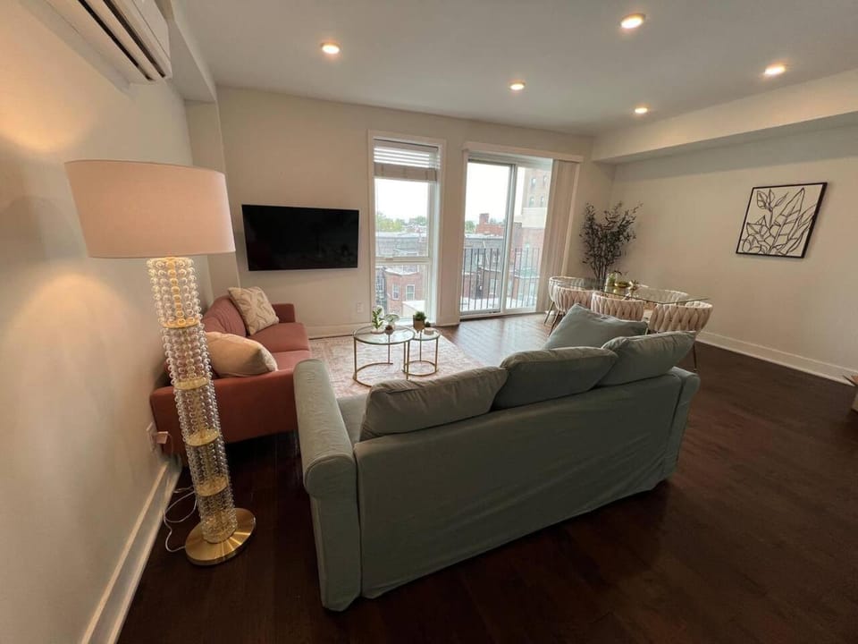 Private Balcony - Gorgeous Center City Bilevel Apt Apartment in Rittenhouse Square