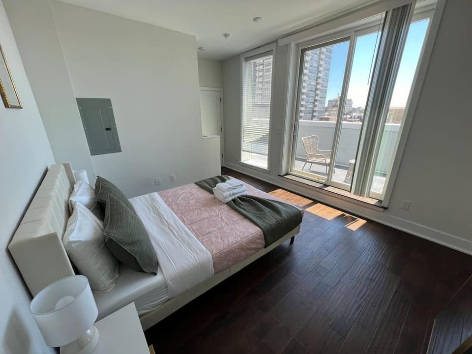 Private Balcony - Gorgeous Center City Bilevel Apt Apartment in Rittenhouse Square