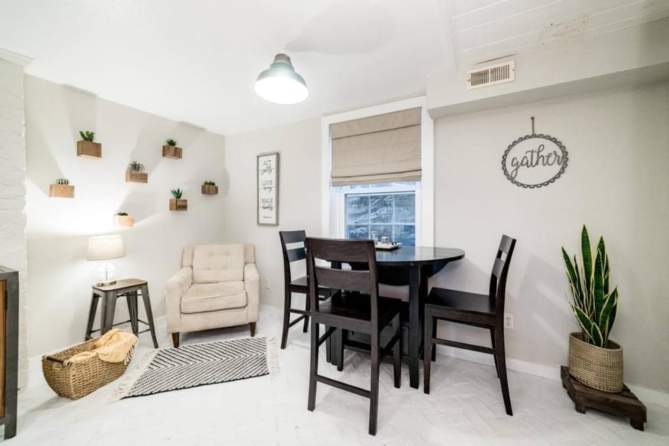 Candler Bottom Unit - Apartment, Walk To Shops and Dining Apartment in Madison Heights