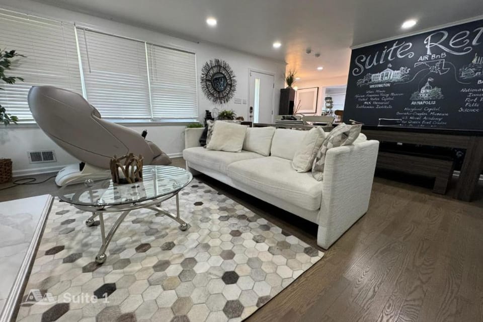 Game Room, Massage, Living room, Photo of the whole room, Decorative detail