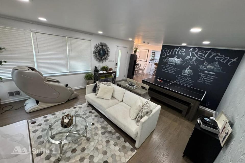 Communal lounge/ TV room, Billiard, Game Room, Massage, Table tennis, Seating area