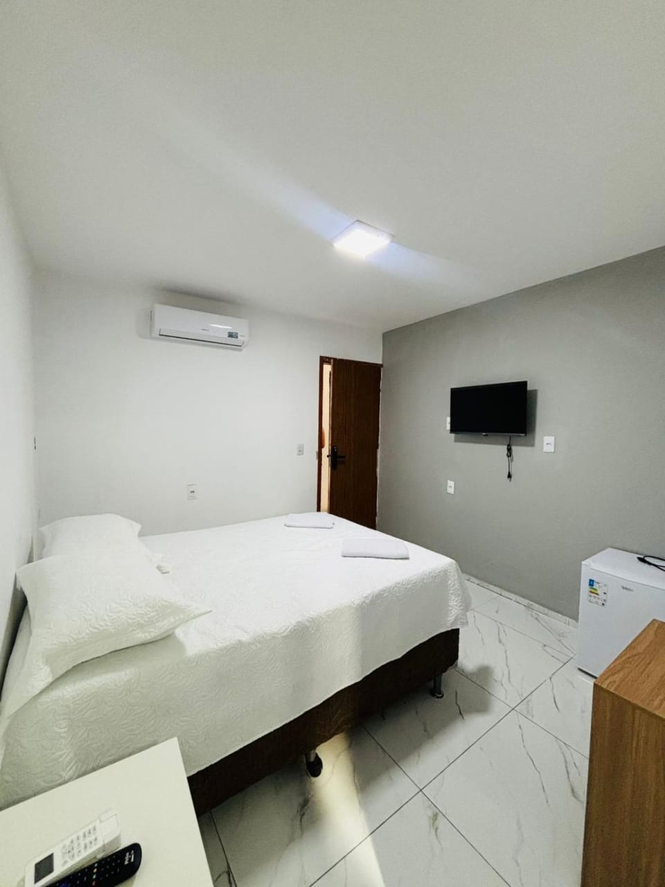 Bed, TV and multimedia, Photo of the whole room, towels