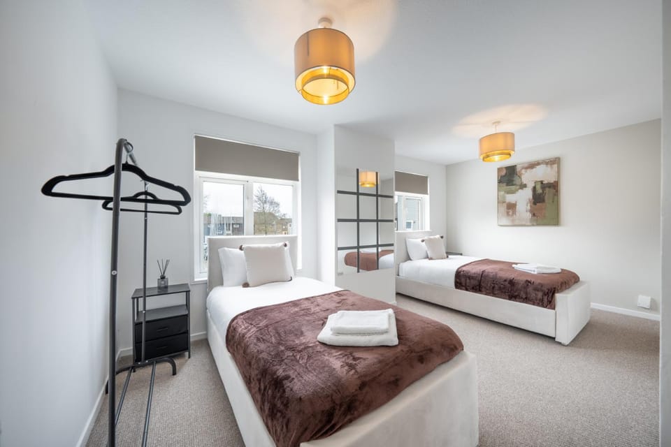 Sleeps 8 Spacious House with Free Parking Ideal for Contractors and Business Stays House in Northampton