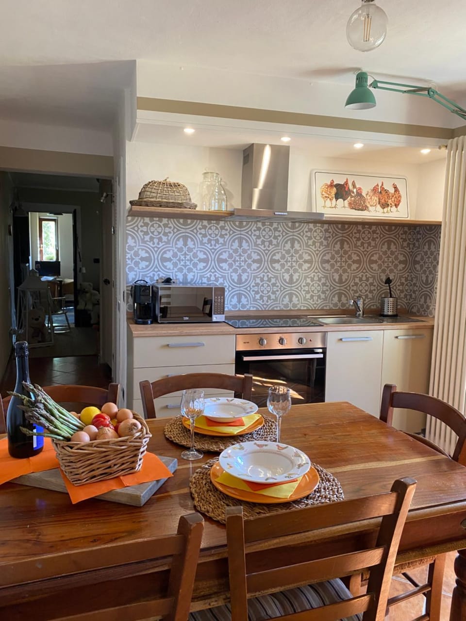 Kitchen or kitchenette, Dining area