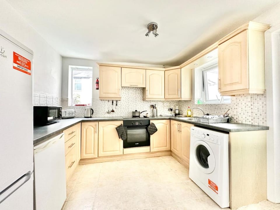 3 Bed Holiday Home - New Brighton Beach House in Wallasey