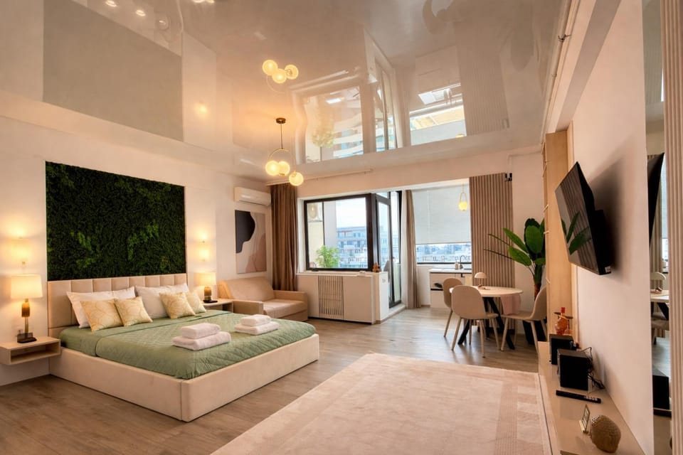 Bed, TV and multimedia, Living room, Photo of the whole room, Seating area, Bedroom, soundproof, towels, air conditioner