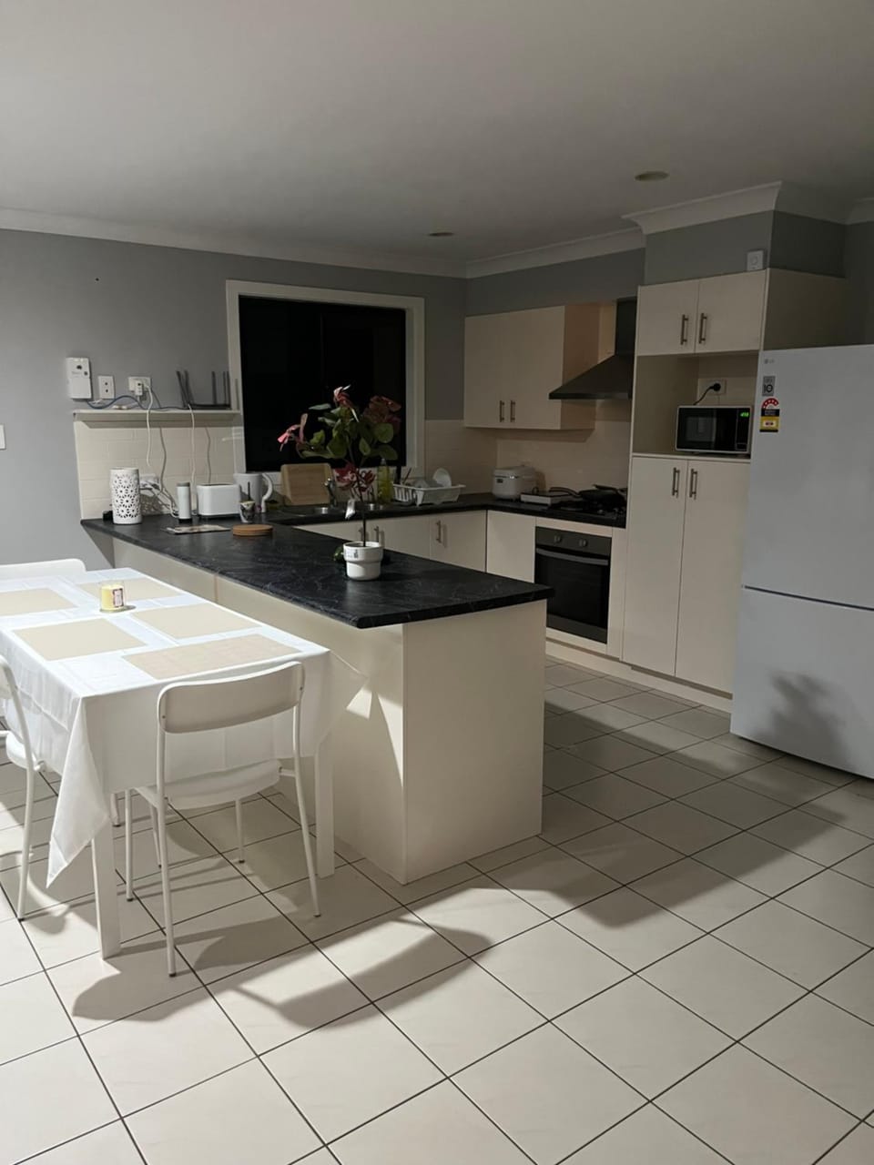 Kitchen or kitchenette, Dining area