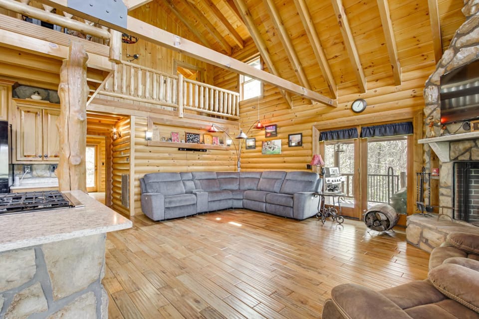 210-Acre Cabin w/ Trails & Hot Tub in Tuscumbia! Cabin in Alabama