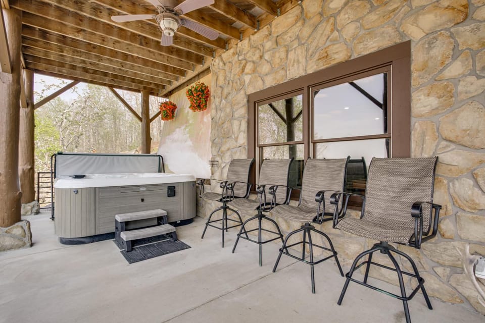 210-Acre Cabin w/ Trails & Hot Tub in Tuscumbia! Cabin in Alabama