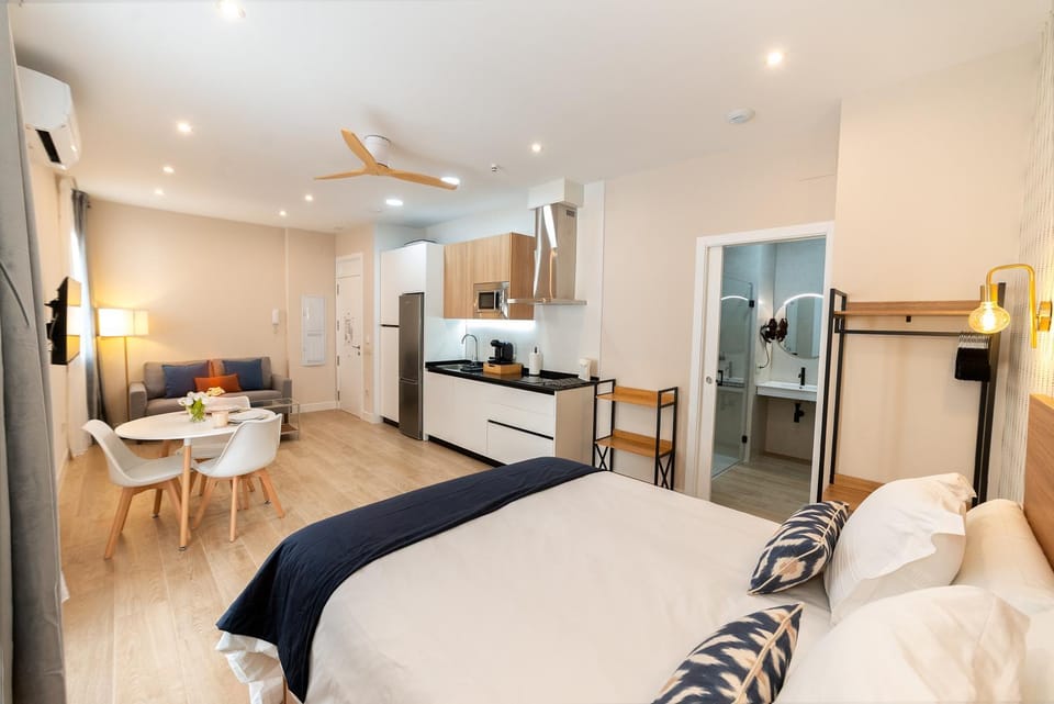 Bed, Kitchen or kitchenette, Photo of the whole room, Dining area, Bedroom, stove, wardrobe