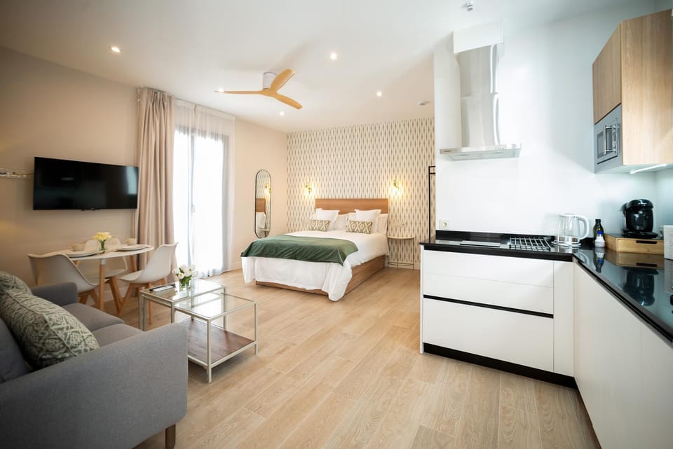 Bed, TV and multimedia, Kitchen or kitchenette, Living room, Photo of the whole room, Dining area, Bedroom, stove