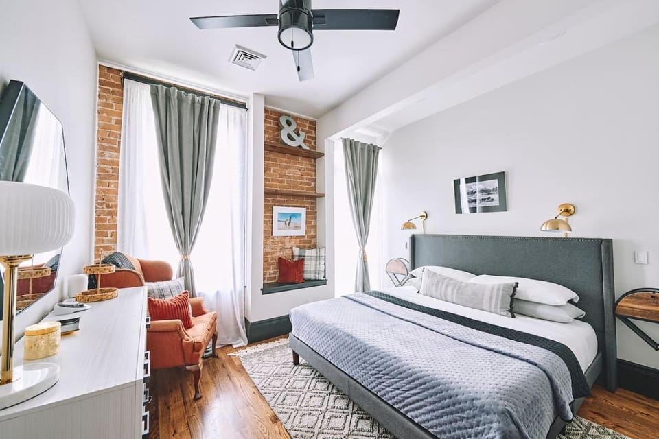 Luxe Main St Loft with Rooftop Lounge and Balcony Hotel in Sheridan