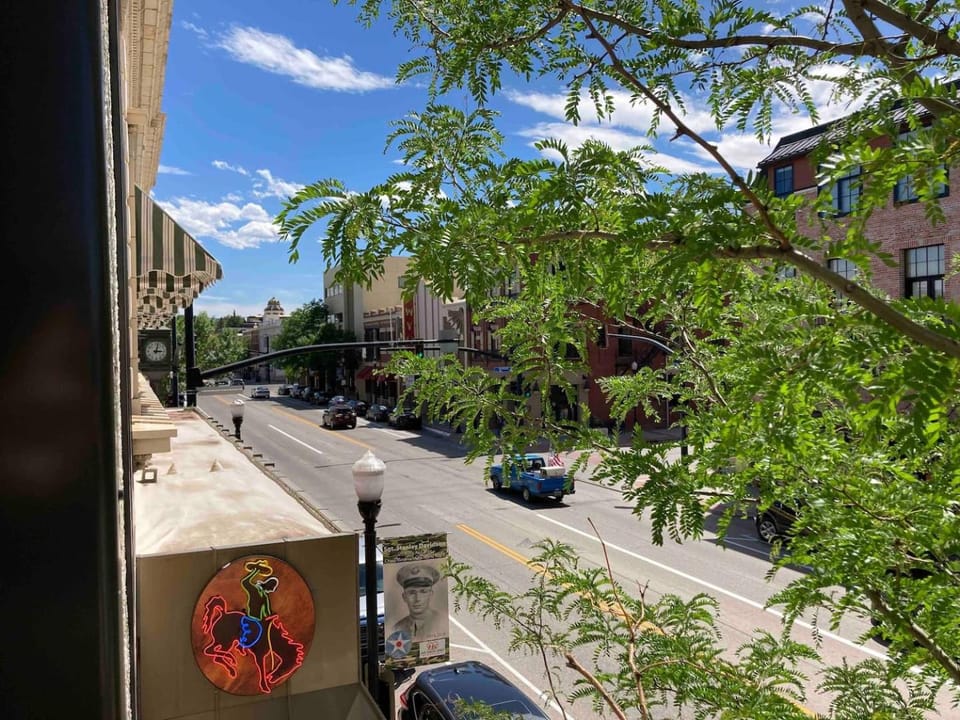 Luxe Main St Loft with Rooftop Lounge and Balcony Hotel in Sheridan