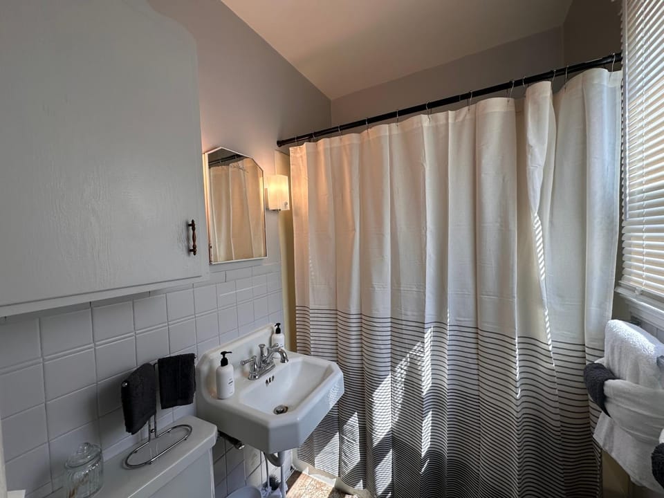 Pets Welcome Walkable Downtown Apt Gym & Pool Pass House in Sheridan
