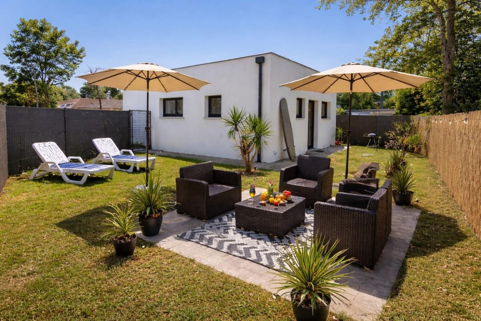 Property building, Patio, Day, Garden, Garden, Seating area, Garden view, sunbed