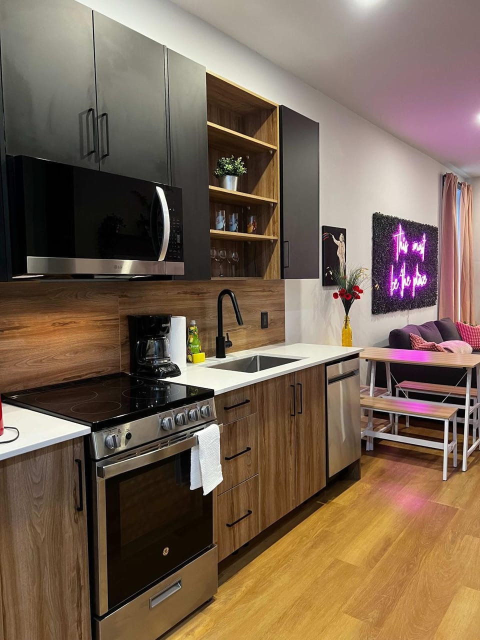 The Glow and Gather Suite, Downtown, AC, Unit 402 Apartment in Dartmouth