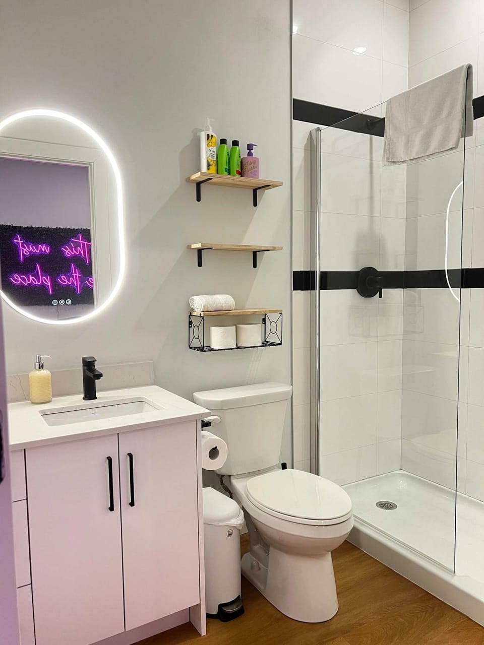 The Glow and Gather Suite, Downtown, AC, Unit 402 Apartment in Dartmouth