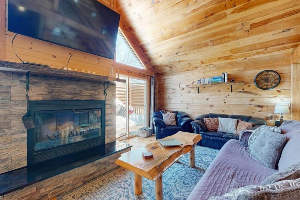 Castle Rock's Serenity Cabin Cabin in Castle Rock Lake